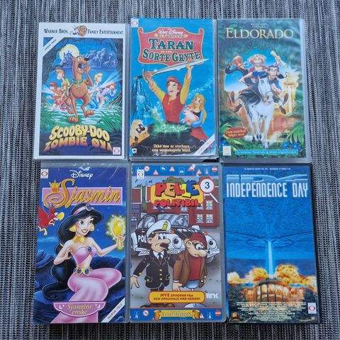 Diverse VHS filmer selges ( Scooby Doo , Disney , Pelle Politibil etc. )