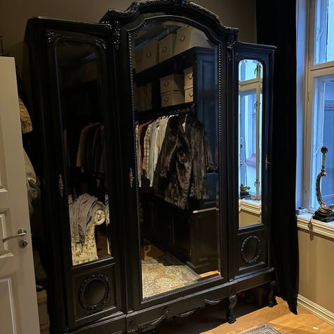 Antikt fransk Garderobeskap / armoire