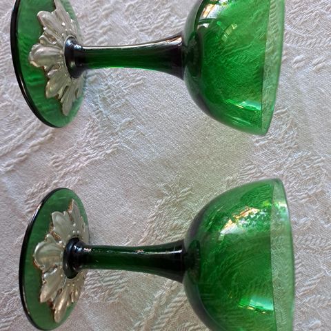 Grønne glass med  metalldekor