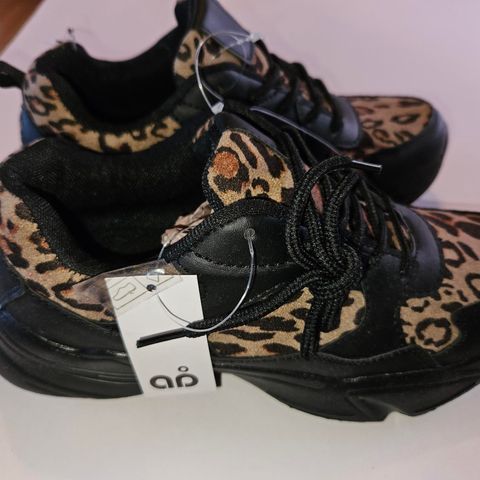 Ubrukte sko med leopardmønster. Str 39