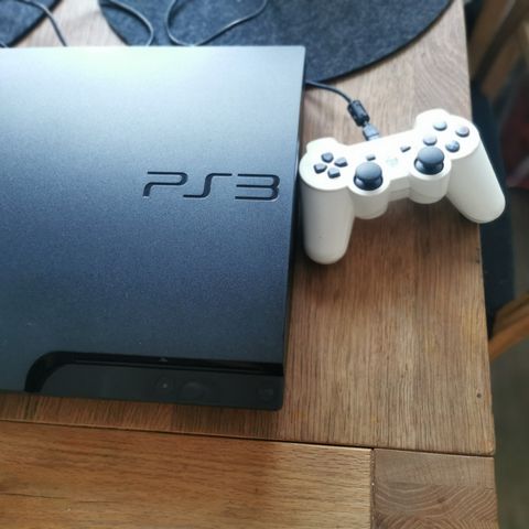 Ps3 med spill og kontrollere