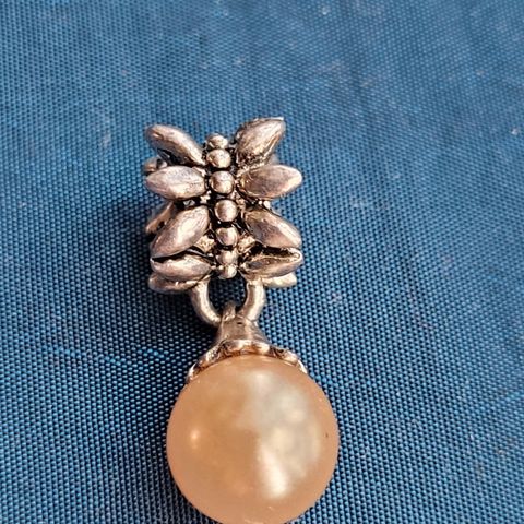 Sølv charm (anheng) med perle