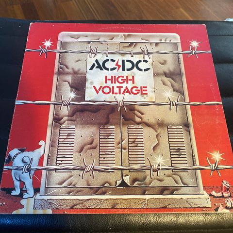 AC/DC ** High Voltage ** LP ** Debuten