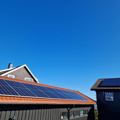 Solcellepaneler 540 watt til hus, garasje og hytte. Store og effektive