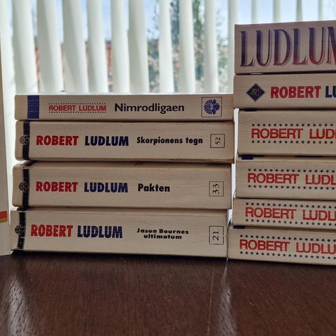 11 Robert Ludlum Bøker