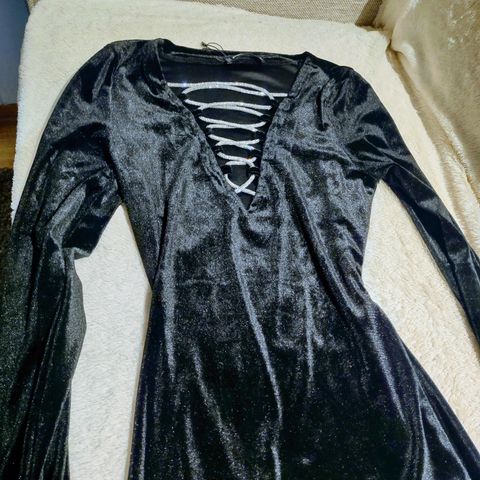 Vakker sort fløyel kjole m glittende detaljer.. NY m tags
