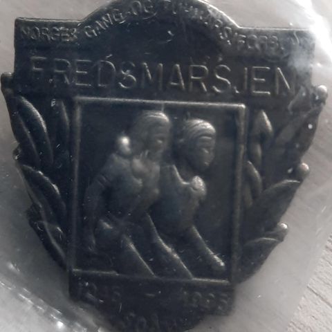 2 Pins fra Fredsmarsjen 1945 - 1995 i original plast emballasje  selges samlet