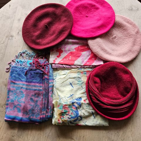 Luer, hatter, veske og skjerf i flotte matchende farger