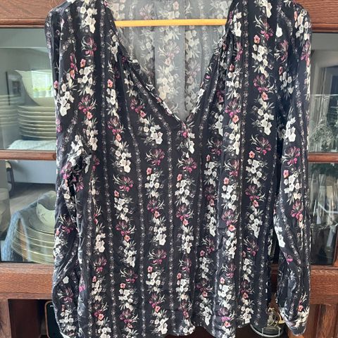 Nydelig silke bluse/topp fra Dea Kudibal design