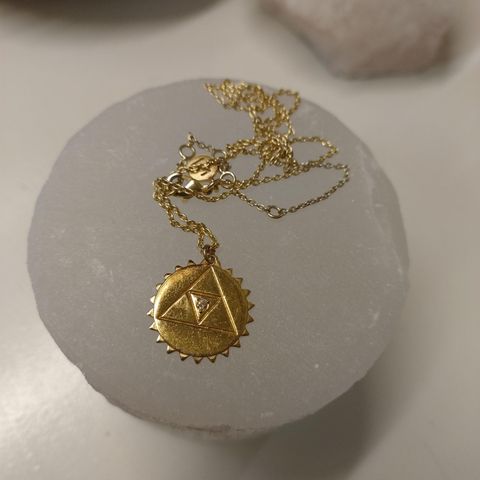 Gullbelagt smykke med sol og triangel