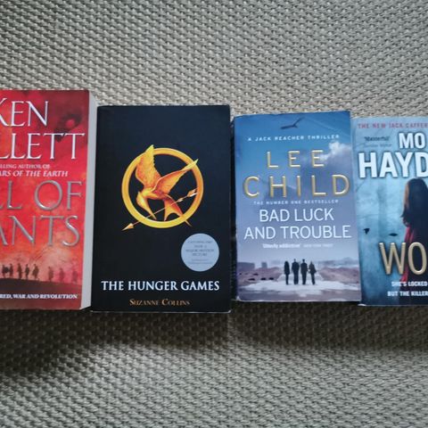 Ungdomsbøker på engelsk av Follett, The Hunger Games mm