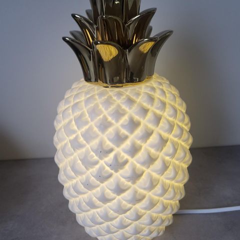 Vakker bordlampe I ananas