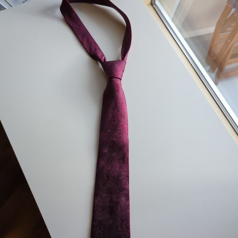Flott burgunder rødt slips av 100% silke.