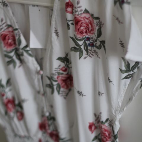 Ubrukt H&M hvit kjole med blomstert print