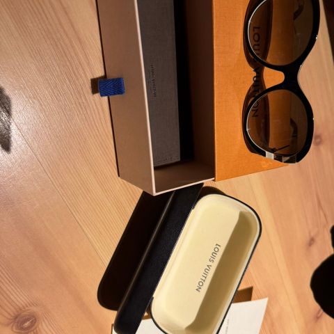 Louis Vuitton solbriller alt følger med kvittering!
