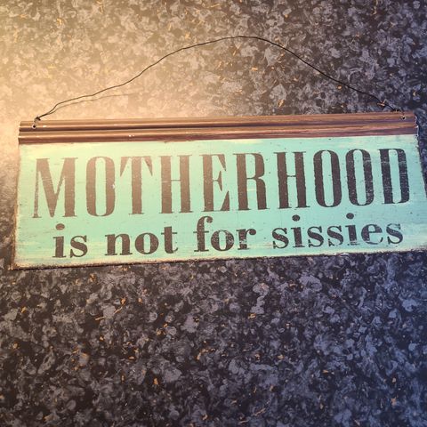 Metallskilt om motherhood