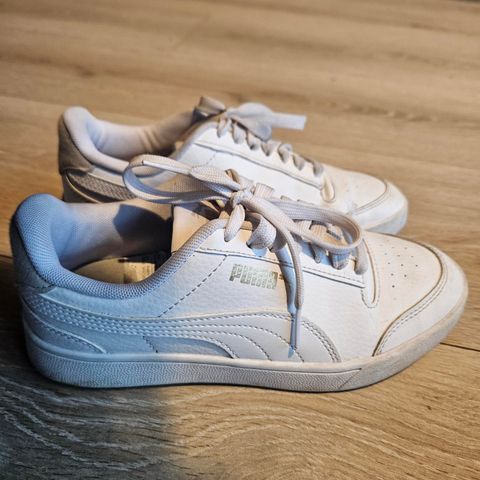 Lite brukt Puma shuffle hvite sneakers