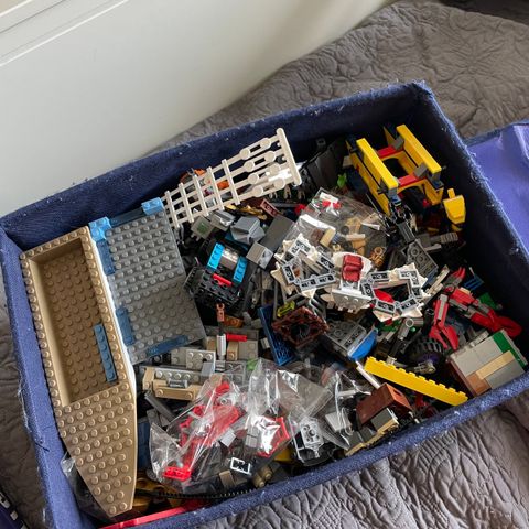 Stor politiboks med LEGO