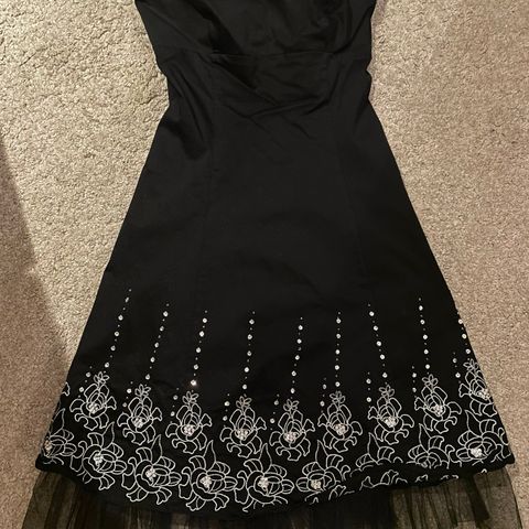 Kjempefin stroppløs kjole med detaljer