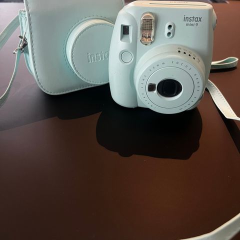 Selger pent brukt Instax kamera + veske