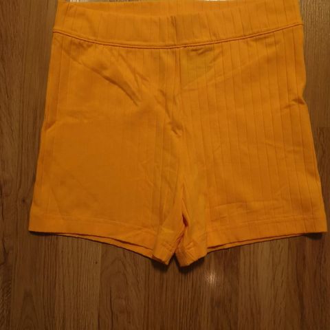 Oransje shorts