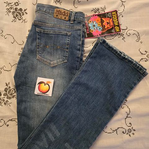 M.U.D.D. Klassisk Y2K jeans. Ekstra lang med god flair.