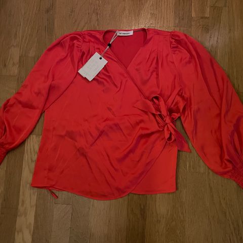 Ny! Rålekker rød bluse str M/L fra Co’Couture kjøpt på Companys Byporten.