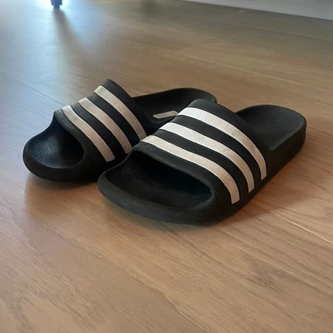 Adidas slippers/innesko str 28-30