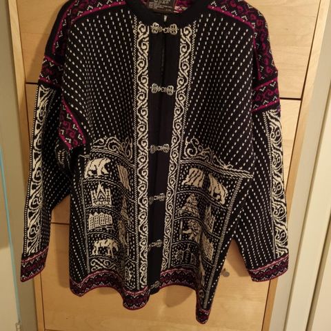 Ny/ubrukt strikket jakke