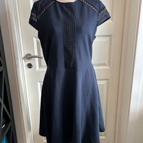 Hennes og Mauritz HM pen marineblå kjole str medium selges