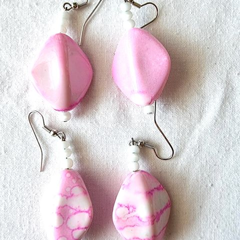 To par rosa og hvite øredobber i akryl