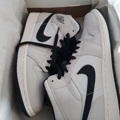 AIR JORDAN 1 MID størelse 42 platina