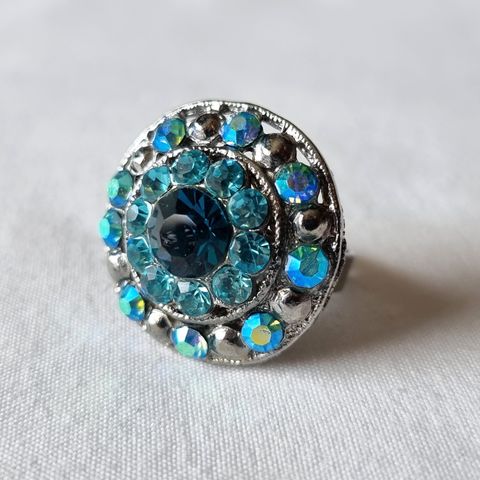 Fin regulerbar ring med glitrende blåturkise krystaller