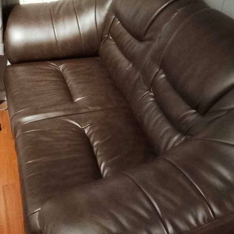 Brun skinn sofa