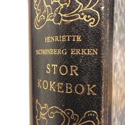 Henriette S. Erken: Stor kokebok.  Aschehoug. 1929. 779 sider. 8. utg. Skinn.