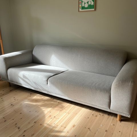 RESERVERT Hannah 3 seter sofa med puff fra Bolia (nyrenset)