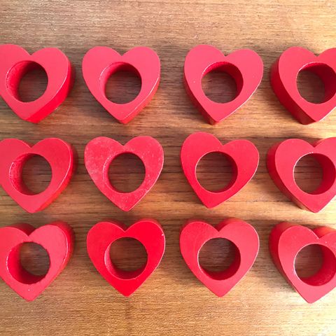 Tolv stk kjempefine røde svenske vintage hjerte serviett ringer i malt tre
