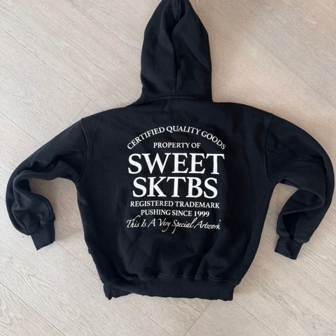 Sweet sktbs hettegenser