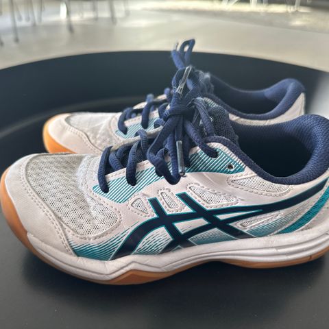 Pent brukte hallsko / håndballsko fra Asics