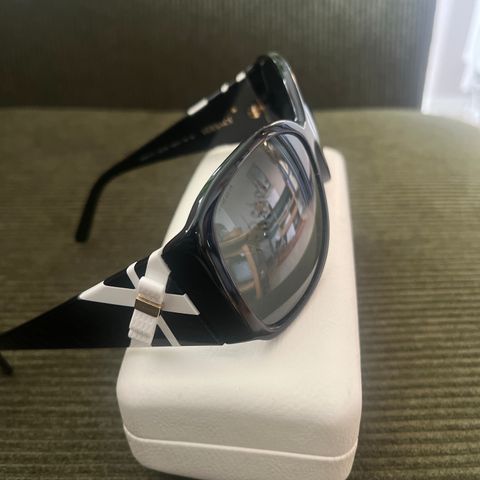 Versace solbriller med hvite sløyfer