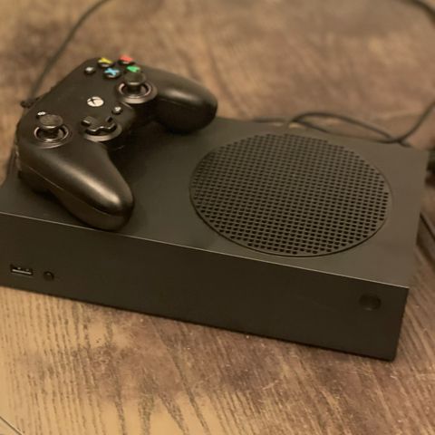 Xbox Series S 1 TB sort, nesten ny selges, godt kjøp