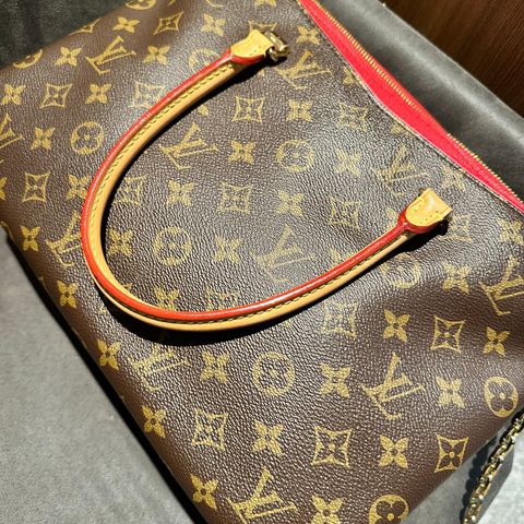 Louis Vuitton Pallas MNG cerise i perfekt stand