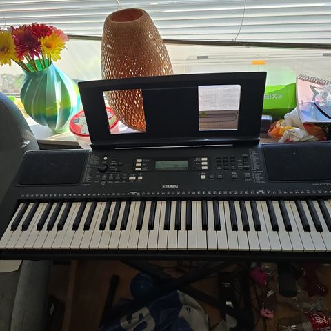 YAMAHA EZ-300, KEYBOARD MED LYSENDE TANGENTER