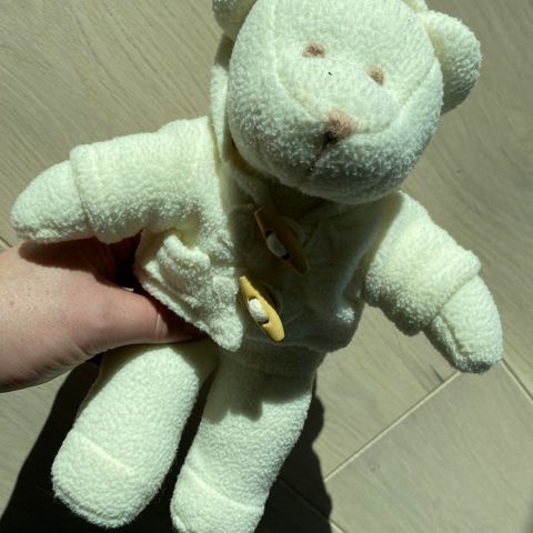 Offwhite kosebamse fra Oriflame med avtagbar hettejakke (ikke brukt)