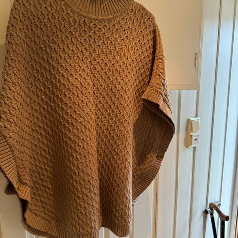 Kjempefin poncho / genser i lys brun / beige farge