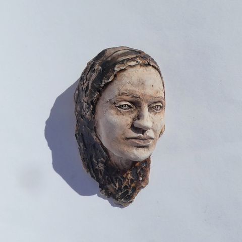 Veggskulptur, nydelig ansikt i keramikk, håndlaget og signert