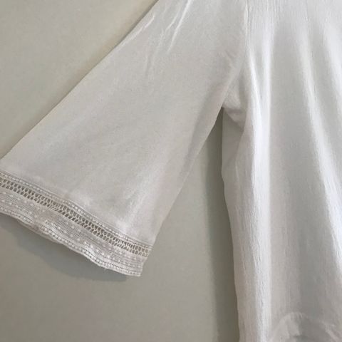 Nydelig hvit bluse