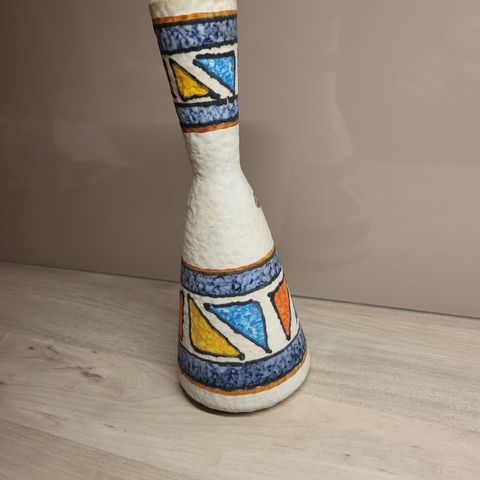 Nydelig tysk vase av merke U Keramikk , håndmalt.