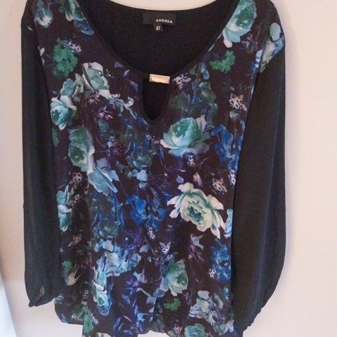 Sort bluse med blomster