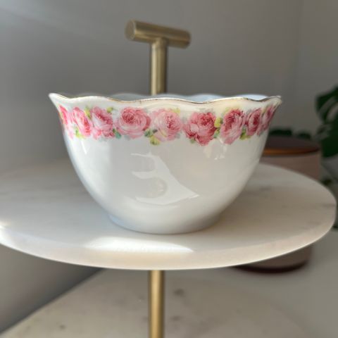 Hvit vintage skål med detaljer i rosa og gull
